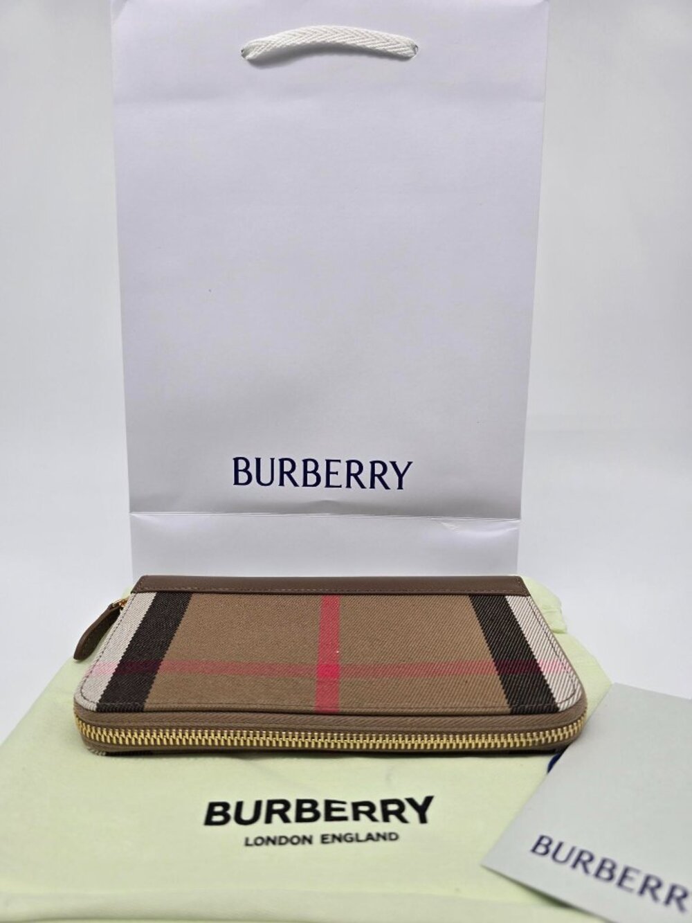 Authentic Burberry Vintage Check Zip Around Wallet NWT - Picture 4 of 10